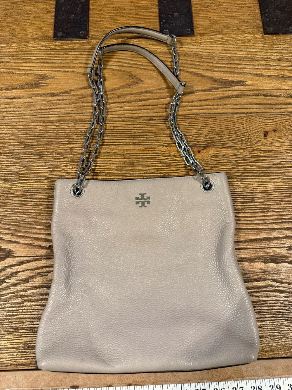 A46 Tory Burch Frida Swingpack Gray Pebbled Leather Chain-Handle Tote